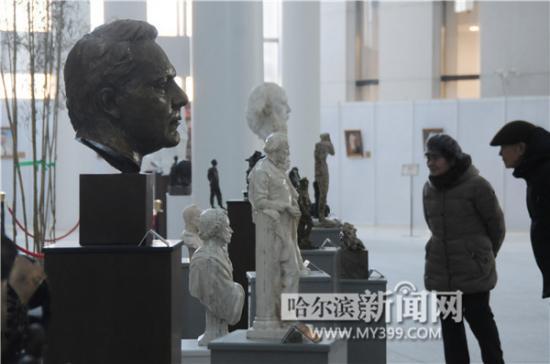 掃描或長按二維碼加關(guān)注，也可搜索微信公眾號“左堂雕塑藝術(shù)”加關(guān)注。