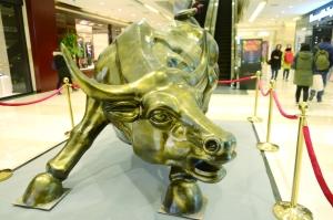 “大金?！苯K于擺上來 那些金購擺過的雕像