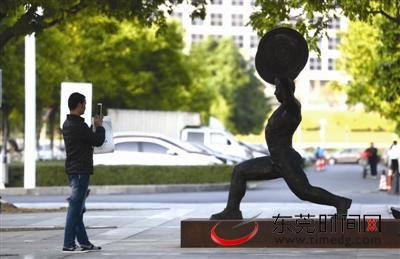 來和名人合影吧！“影響中國的東莞人”雕塑落成揭幕(圖)